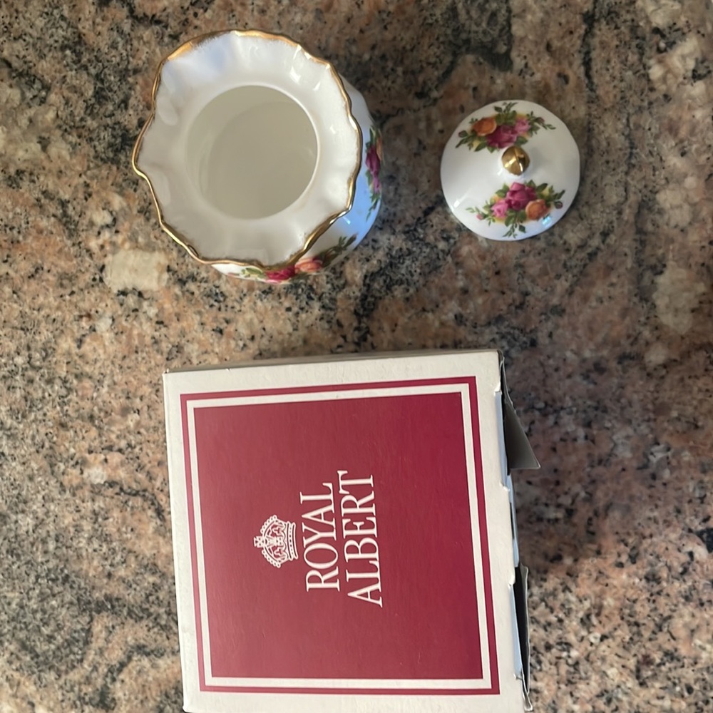 Royal Albert Old Country Roses Lidded Sugar Bowl - Picture 4 of 13